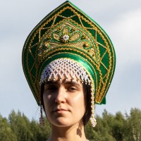 Кокошник "Любава" (зеленый с золотистой окантовкой)