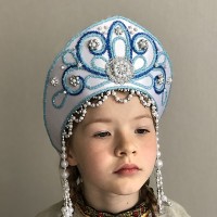 Кокошник Праздничный КП-02 (белый с сине-голубой окантовкой)
